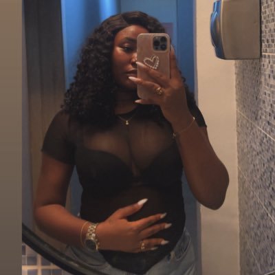 tomicoker_'s profile picture. Skincare girlie 🎀 || Building @theeskinhive ||26-11-22 🤍🕊️