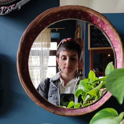 ZahraSharifi9's profile picture. اقتصادخوانده‌ای که به ادبیات پناه آورده.
ویراستار بازنشسته، شاعر بی‌کلمه و نویسندهٔ بی‌قلم؛ و البته دختری که همیشه می‌خندد...