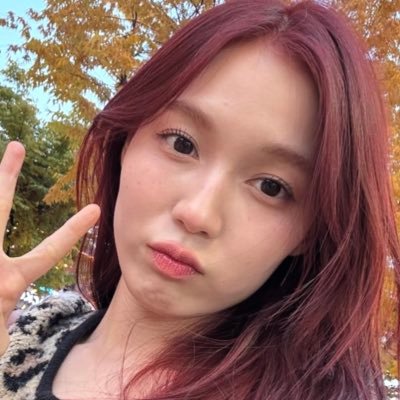 aesblur's profile picture. what a shame she went mad