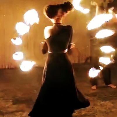 EGizemK_'s profile picture. Jonglör, caz vokal, performans sanatları, ateşbaz, örgücü (arada sırada saçlar da örülür) şık latife vs. :)