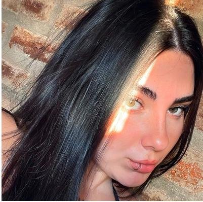 emmarahmqkl's profile picture. hi im Emma
bored af lately so msg me? or follow me? dont be shy lmao