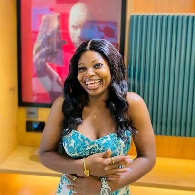 zoey12494's profile picture. ☀️ Chasing sunsets & good coffee 📍 | Fashion • Travel • Little joy.