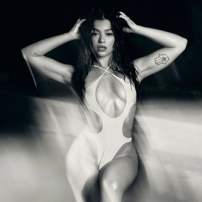 VelvetVibora's profile picture. 𝑇ℎ𝑒𝑦 𝑐𝑎𝑙𝑙 𝑖𝑡 𝑎 𝑝𝑟𝑒𝑠𝑒𝑛𝑐𝑒, 𝐼 𝑐𝑎𝑙𝑙 𝑖𝑡 𝑎 𝑐𝑜𝑚𝑚𝑎𝑛𝑑. 𝐼 𝑑𝑜𝑛'𝑡 𝑎𝑠𝑘 𝑓𝑜𝑟 𝑎𝑡𝑡𝑒𝑛𝑡𝑖𝑜𝑛...𝐼 𝑡𝑎𝑘𝑒 𝑖𝑡.