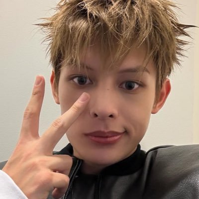 hyeonblues's profile picture. oh to be a cortis girl.ᐟ ‧₊ ᵎᵎ 🫐 ⋆ ˚ 𖦹