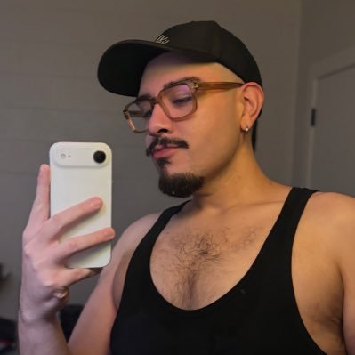 adrianlaz97's profile picture. NSFW. main is @adrianlzr0