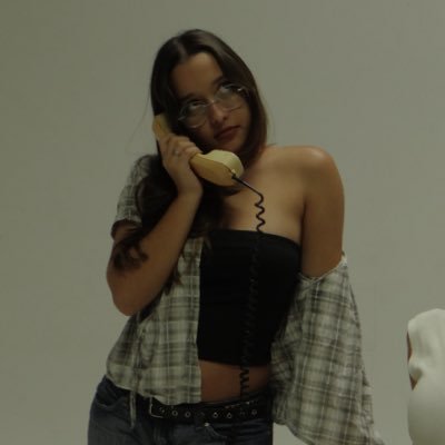 sunfl0xer's profile picture. 🌻your local bisexual manic pixie dream girl!! @bloodydantee 's gf 🤍. art acc: @sunfl0xer_arts