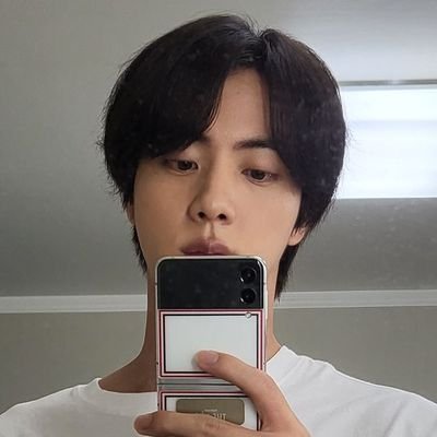 skjdolce's profile picture. jin's bread cheeks.