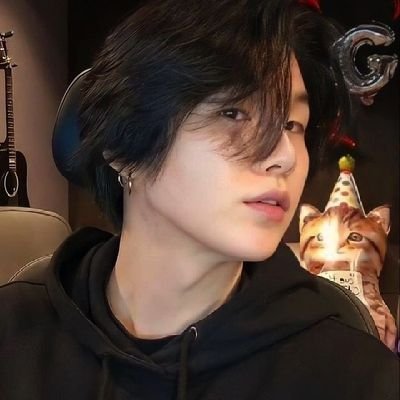 aureum_vireyn's profile picture. If you think you're going to crash, accelerate more, you idiot.

(currently on yoongi mode.)