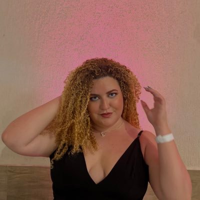 larissagv_'s profile picture. um pouco de surto um pouco de reclamação | 24 | rj