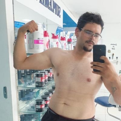 lactucanullam's profile picture. comuna;
agricultor; 
entusiasta de ciências sociais e política;
maconheiro;
cristão.