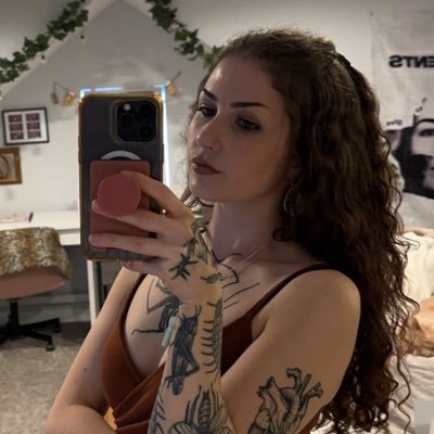 rattlesnakegirl's profile picture. my tape worm tells me what to do