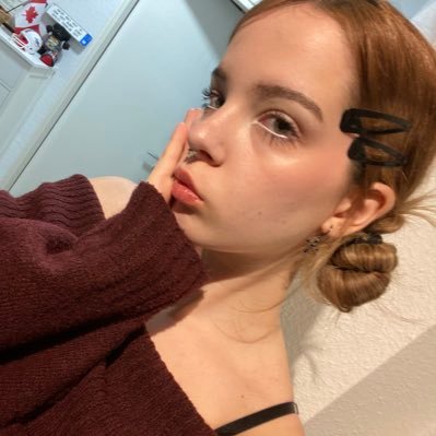 hannyyhunny's profile picture. professional yearner, part-time bsw enjoyer & philosopher