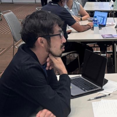 YasushiMorita15's profile picture. サッカーを「サッカーIQ・空間認知・布石」で読み解く解説者。
ゴールの裏にある“見えない構造”を言語化します。
試合を深く理解したい方へ。
最新の深掘り解説は固定ポストにまとめています。▼ラ・リーガ解説▼執筆業・通訳業▼21歳でスペイン移住→選手→ライター→解説▼『DAZN』『UーNext』『WOWOW』出演多数