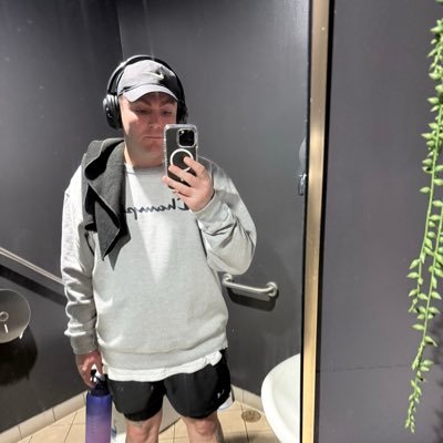 __iwiwd's profile picture. 34, straight edge, dreamer, loser