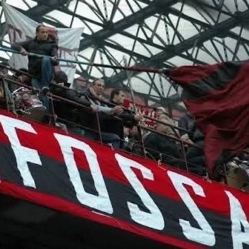 ChiccoRossoNero's profile picture. Perché non ha più senso sentirsi diversi o provare ad assomigliare a tutti.