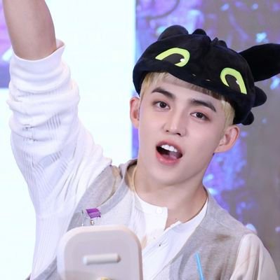 z_rhiz's profile picture. @hanniemalab before got sushi