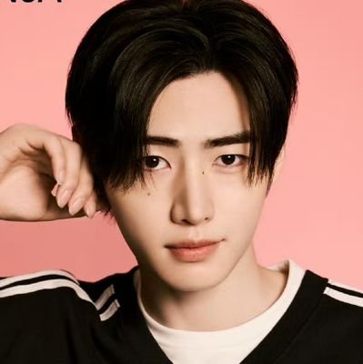 enparkh's profile picture. the charming guy name Sung Hoon, Park from ENHYPEN.