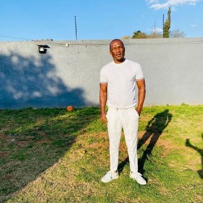 SmauzaKhumalo's profile picture. 🗞️Graduate, 🚐🍽️entreprenuer and a loyal ✊🏾Eff, ⚽Man City & Barcelona supporter.