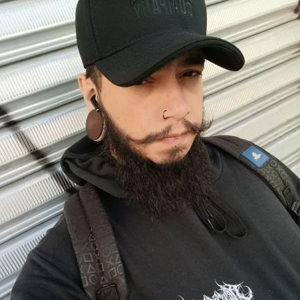 barbudodaanne's profile picture. Ajudo mentes a se controlarem mas eu berro igual um demônio no microfone