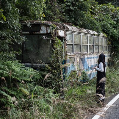 DaniBerlinger12's profile picture. 彼女は廃墟で写真を撮るのが好きな女性で、いつも壊れた古い建物に惹かれている🏚️
彼女は忘れてしまった歴史と散り散りになった思い出に酔って⏳💭、美しくて少し残念な雰囲気を楽しんでいます🖤
どの写真も、時間の物語を語り、神秘と詩的に満ちている