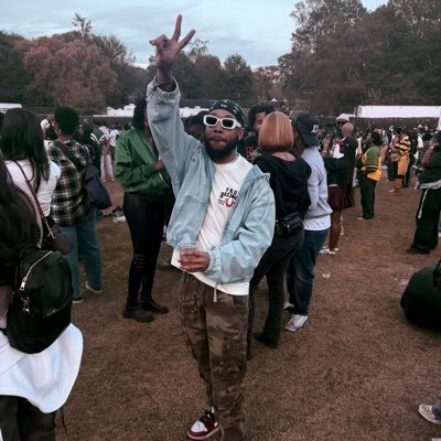 PRETTIBOIIFLOYD's profile picture. cool.calm.collected