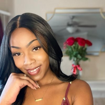 come_hither_'s profile picture. Oh my, don’t we all enjoy a beautiful distraction 😵‍💫… #BeenTweeting #Pisces ♓️ #PrettyandPaid 💋 #Engaged 💍 #MrsNickTaylor 👩🏾‍❤️‍💋‍👨🏽 #FoodisLove 🤟🏽
