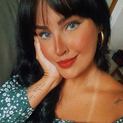 AlineMarttins's profile picture. Tudo aqui é paródia. Até essa bio. Hipérbole e drama com pitadas de poesia desde 2010.