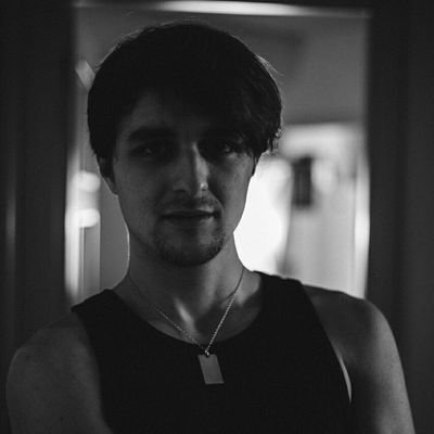 caotic4aa's profile picture. 🍷🩸🎀🩶 #subtwt #obslove  
Desgraciadamente mi obsesión es más fuerte que mis ganas de morir