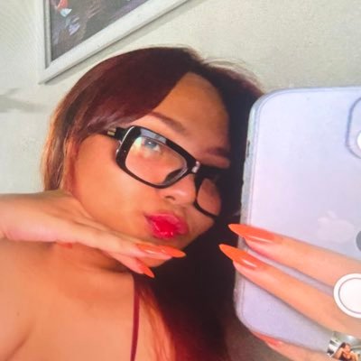 oylavia's profile picture. 