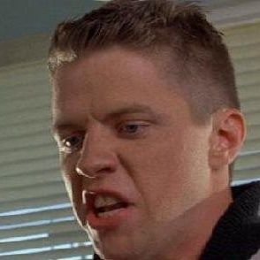 enceladeuse's profile picture. Körün gözü açıldığında kırdığı ilk şey bastonudur.