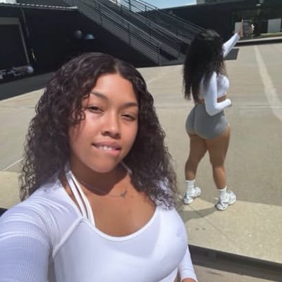 Laurakholes66b's profile picture. 