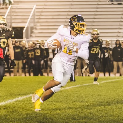 Jamestorres11_'s profile picture. 6’2, 205 | Marlboro High School 2027 | 3.95 GPA | TE/DE #11