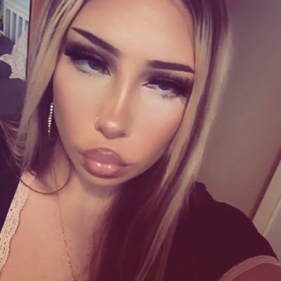 CocoAdelsWife's profile picture. Ik ur stalking 💋 now happily married to Alcina Dimitrescu. 🫶🏽 @ ur fav Y2K lesbo.