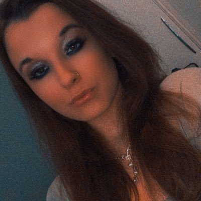 chloeraymentx's profile picture. 24🦋