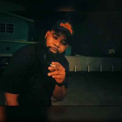 Beardfrmdaes's profile picture. BEARDMANFLAKEZ 👑 🧔🏾 🤞🏾🙏🏾 Ya Favorite Funny Nigga From The ES 🦍 #CoreyAndAveryPops 💙💙💙 #LakerGang 💜💛 #BoltGang ⚡️🩵