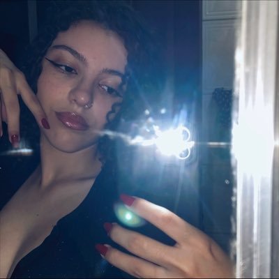 larxarh_'s profile picture. eu odeio matemática e tenho o melhor gosto musical de todos