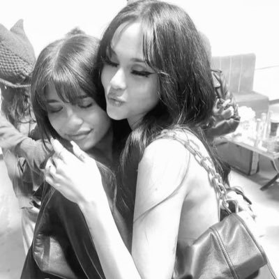 yourliescutdeep's profile picture. "𝘚𝘩𝘦 𝘥𝘳𝘦𝘢𝘮𝘴 𝘮𝘰𝘳𝘦 𝘰𝘧𝘵𝘦𝘯 𝘵𝘩𝘦𝘯 𝘴𝘩𝘦 𝘴𝘭𝘦𝘦𝘱𝘴."