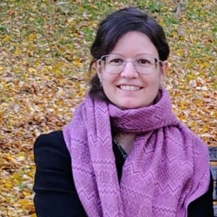 litlecrazyfairy's profile picture. Historiadora in the making.

Jo només vull tenir una minicasa o un English cottage i viure tranquil·la amb molts llibres i gatets.
I anar a teatres i concerts.