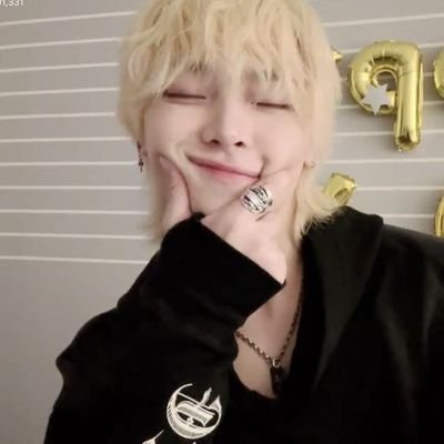 wenoaholic's profile picture. {#jyuugoya} ..moonlight grows brighter, the unforgettable fall night ༊࿐