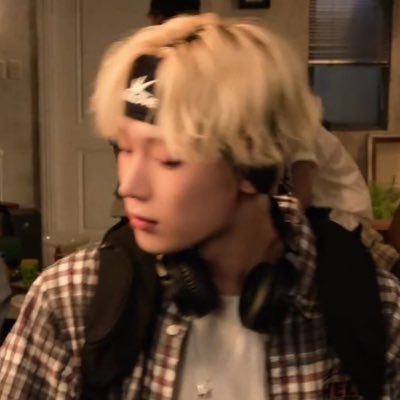 evermoreslvt's profile picture. even statues crumble if they’re made to wait