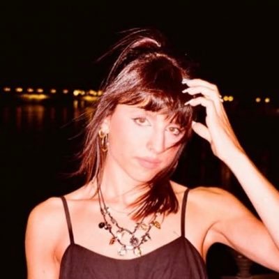 _endlessfun_'s profile picture. emozioni chiuse a chiave nelle gabbie,  mi sfilo via la pelle per non sentire niente