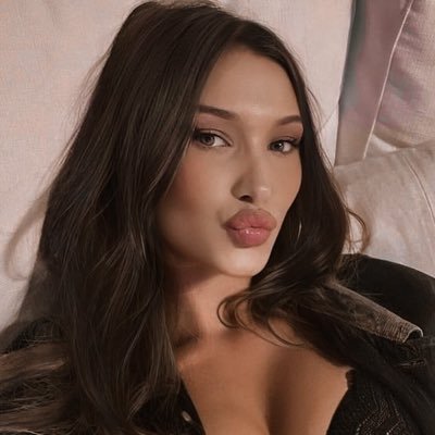 ItsGoBieber's profile picture. Addicted to unreachable people. I used to write ✨