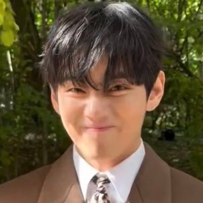 sighjustbecause's profile picture. I come on here, retweet and then leave. I probably love BTS a little more than a normal amount