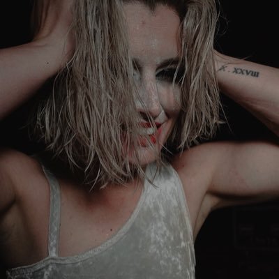 darvcys's profile picture. they warn you about drugs but not about heel women wrestlers⠀⠀⠀