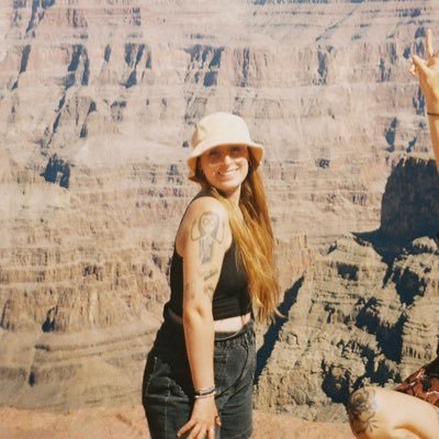 itsmech4rlie's profile picture. « everybody has a chapter they don’t read out loud. » -  🌈