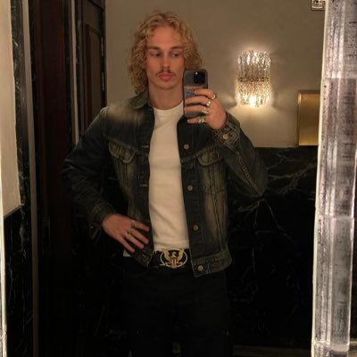 archipelagozeus's profile picture. mors vincit omnia