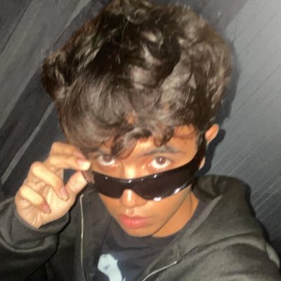 weenndelf's profile picture. eu sou o último romântico, amo abraços e carinhos, e gosto de passear, sou muito emocionado 💐