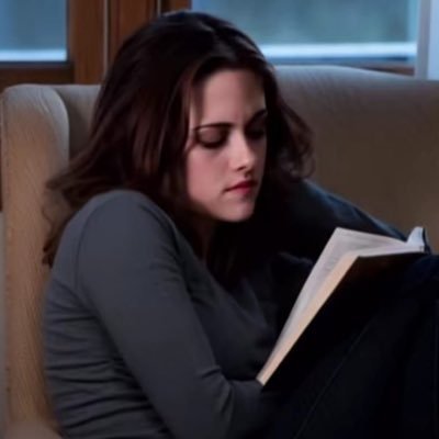 moobyreads's profile picture. ☁️ 28 🐁 she/her 🫧 rekindling my toxic relationship with reading ✉️ main @alilacwidow