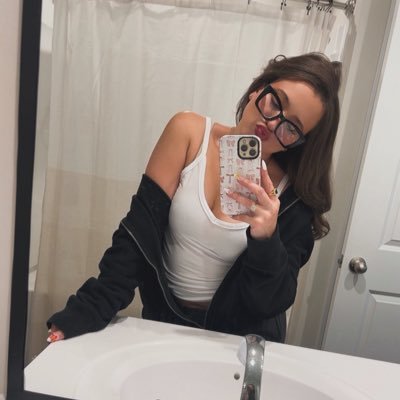 AloraMckay's profile picture. yolo