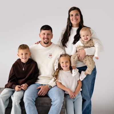 Mrs_Rua's profile picture. •3rd Grade Teacher •Head Girls Volleyball Coach •Go Comets!